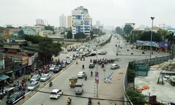 Dự án mở rộng đường Trường Chinh (Hà Nội) được khởi công xây dựng từ tháng 10/2013, dài gần 2km, “ngốn” tới 2.560 tỷ đồng, từng được Sở Quy hoạch Kiến trúc Hà Nội ví von giống như đường “cong mềm mại” và dự kiến hoàn thiện trong năm 2016.