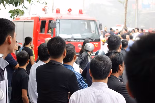 Theo một số người dân, khoảng thời gian trên, một tốp thợ đến hàn biển quảng cáo của quán karaoke trên phố Trần Thái Tông, rất có thể đám cháy xuất phát từ việc hàn xì của thợ sửa chữa. 