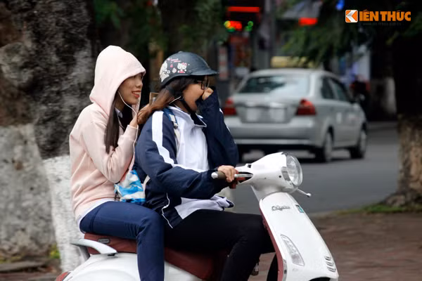 Học sinh trên địa bàn Thủ đô khoác lên mình bộ đồng phục mùa đông.