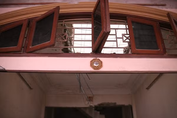 Được biết, ngôi nhà số 177 được bà Thùy mua lại từ năm 2000 nhưng đến năm 2012, do ngôi nhà nghiêng, nguy hiểm nên bà đã chuyển đi. Bên cạnh nhà 177 là các nhà 179, 181, 183. Nhà 177 và 179 lại chung một móng, nhà 181 và 183 một móng... Chứng kiến cảnh nhà 177 nghiêng chờ sập những người dân sống xung quanh luôn trong trạng thái nơm nớp sợ hãi.