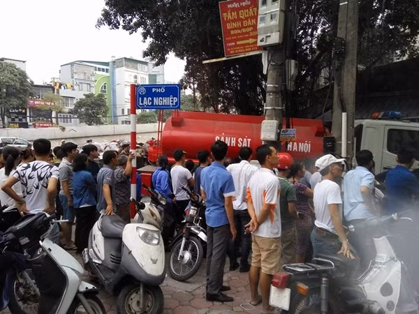 Nhận được tin báo của người dân, lực lượng PCCC Hà Nội khẩn trương đến hiện trường phối hợp với các đơn vị tiến hành dập lửa.