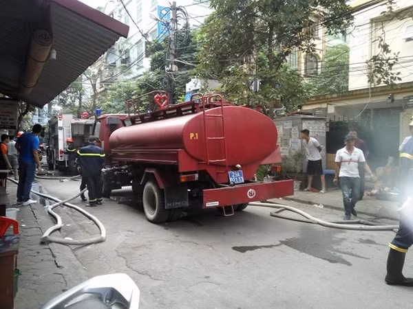 Đã có ít nhất 5 xe cứu hỏa chuyên dụng được điều động đến hiện trường.