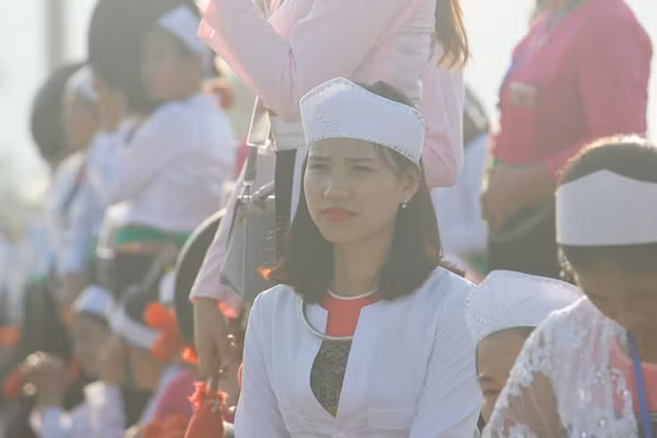 Mặc dù thời tiết nắng nóng nhưng các nghệ nhân xinh đẹp vẫn hào hứng trình diễn tấu Chiêng.
