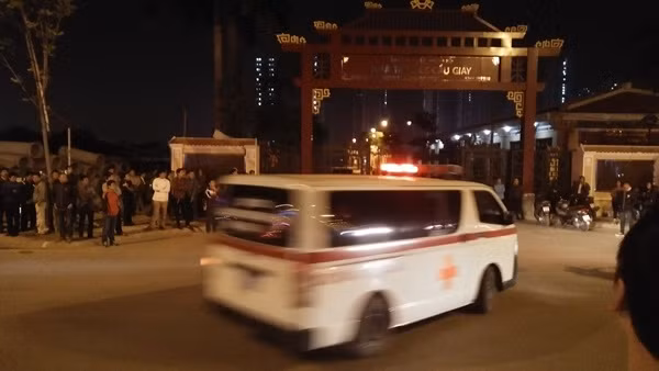 Những chiếc xe cứu thương liên tục đưa thi thể các nạn nhân từ hiện trường đến nhà tang lễ Cầu Giấy ngay trong đêm 1/11.
