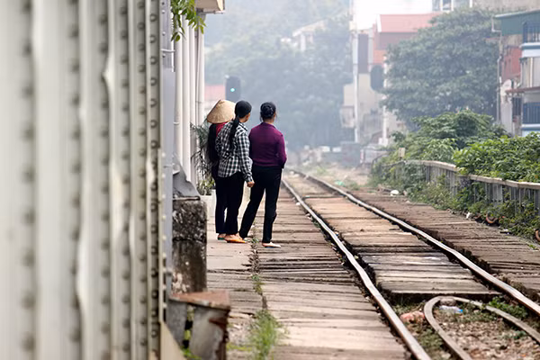 Trong khi đó, khu vực gần xuất hiện kim tiêm của các con nghiện rất gần với nhà ga Long Biên. Theo, một cán bộ tự quản của phường Đồng Xuân cho biết: "Hàng tuần vẫn tổ chức đi dọn dẹp các kim tiêm trên cầu Long Biên, nhưng số lượng kim tiêm bị con nghiện vứt bỏ lại thời gian này tăng đột biến".
