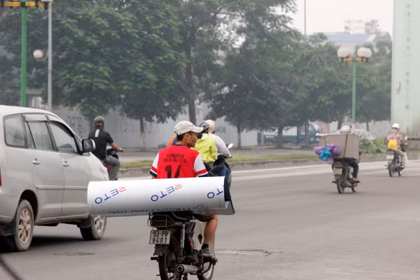 Cũng có không ít trường hợp những chiếc xe máy bình thường chở cồng kềnh, người điều khiển vi phạm quy định của luật giao thông đường bộ.
