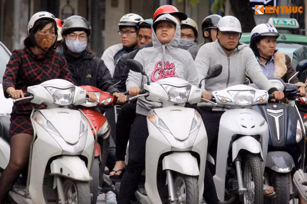 Người Hà Nội ra đường đều mặc những chiếc áo len, áo khoác dày và bịt kín mặt mũi để tránh rét.