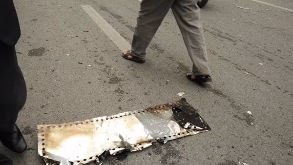 Những miếng nhôm dãy nhà bị cháy bay ra hàng chục mét, rơi trên đường Trần Thái Tông.