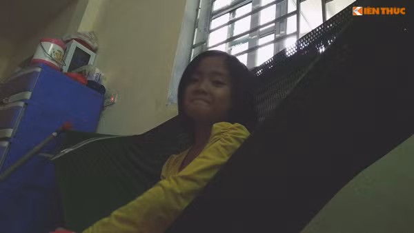 Yến nói: "Cháu thương bà nội lắm! Tết cháu có nhiều quần áo của các cô, các chú đến chơi cho cháu rồi nên không phải bảo bà mua nữa. Cháu biết, bố mẹ cháu mất rồi, giờ chỉ còn bà chăm chúng cháu nữa thôi..."