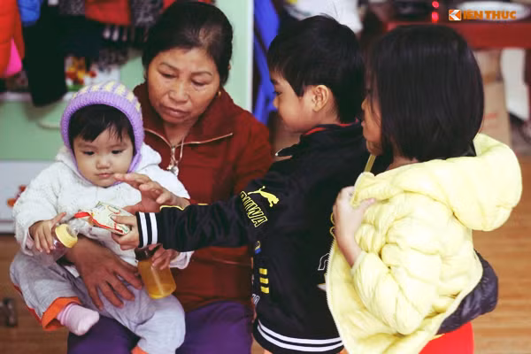 Thuong canh 3 chau nho mo coi buon hiu nhung ngay can Tet