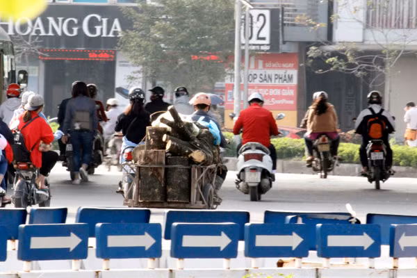 Người tham gia giao thông không dám di chuyển gần những chiếc xe tự chế chở cồng kềnh.