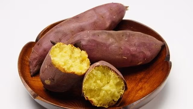 Kéo dài thuổi thọ: Khoai lang chứa nhiều chất chống oxy hóa, vitamin A, vitamin C, chất xơ, kali, mangan giúp tăng cường sức khỏe, kéo dài tuổi thọ. Người dân sống ở thành phố Okinawa của Nhật Bản, nổi tiếng có tuổi thọ cao nhất thế giới cũng có thói quen ăn khoai lang mỗi ngày. Ngay từ hôm nay, bạn cũng nên tập cho mình thói quen ăn khoai lang này nhé. 