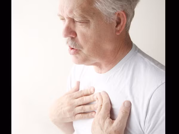 Một dấu hiệu khác xảy ra trong giai đoạn đầu của ung thư phổi là các đầu ngón tay sưng lên do thiếu oxy. Ảnh: Boldsky.
