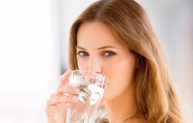 Khi khát, bạn nên ưu tiên sử dụng nước đun sôi để nguội thay vì nước ngọt.
