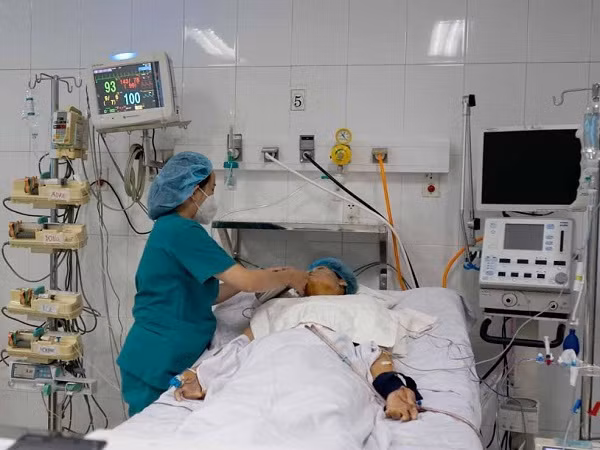 Cap cuu thanh cong benh nhan bi ngung tim co tien su mac COVID-19