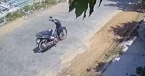 Một clip khác do camera an ninh ghi lại, chiếc xe số này bon bon chạy trên đường mặc dù không có người điều khiển.