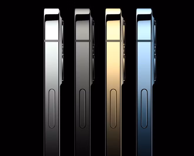 Đối với dòng iPhone 12 Pro và 12 Pro Max Apple vẫn giữ 3 màu cơ bản là gold (vàng), silver (trắng), Graphite (than chì/đen). Ngoài ra, nếu như iPhone 11 Pro năm ngoái lần đầu chứng kiến sự xuất hiện của màu xanh lá Midnight Green, thì đến iPhone 12 Pro năm nay, nó bị thay thế bởi màu xanh biển "Pacific Blue"