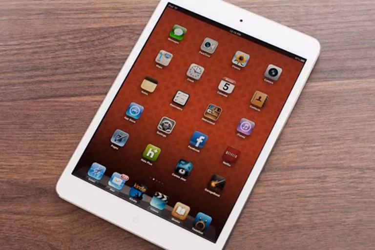 iPad mini thế hệ đầu tiên của Apple được trang bị chip A5, dung lượng lưu trữ tối đa 64GB và màn hình 1,024 x 768 pixel. Kể từ khi ra mắt, ‌dòng iPad‌ mini đã không thay đổi nhiều về thiết kế và phiên bản mới nhất hiện nay vẫn có màn hình viền dày ở mặt trước để chứa nút Home vật lý chứa cảm biến vân tay Touch ID.