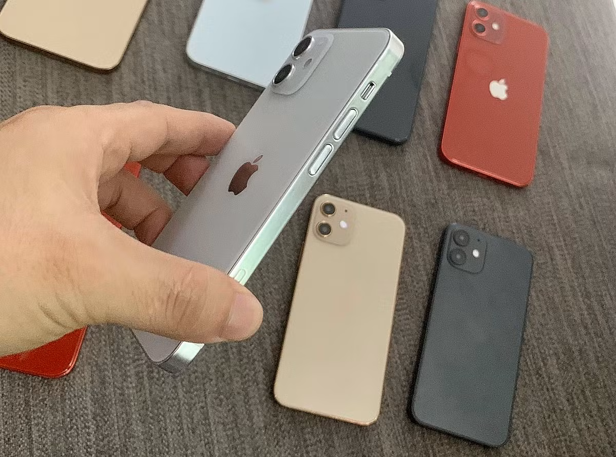 Trước đó, trên mạng xã hội từng xuất hiện loạt ảnh leak được cho là của iPhone 12 Pro khiến các dân mạng "đứng ngồi không yên" vì màu sắc siêu lung linh.