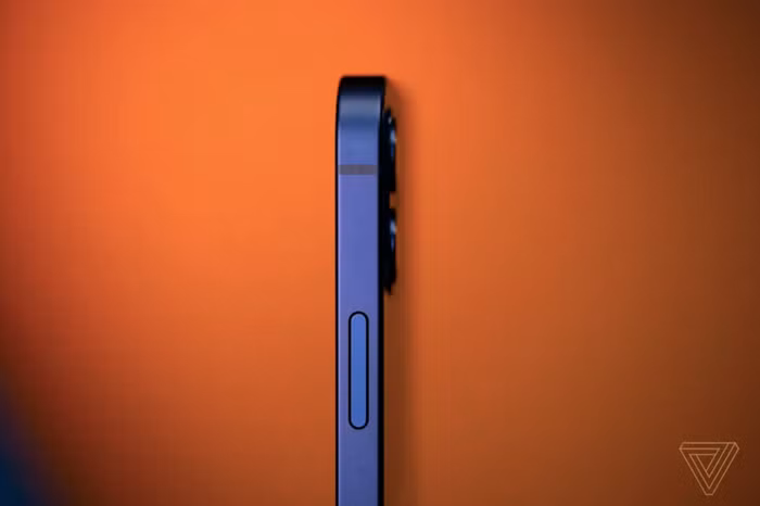 Viền iPhone 12 và phiên bản mini cấu thành từ nhôm, phong cách nhám. iPhone 12 Pro và iPhone 12 Pro Max trong khi đó có khung viền làm từ thép không gỉ.