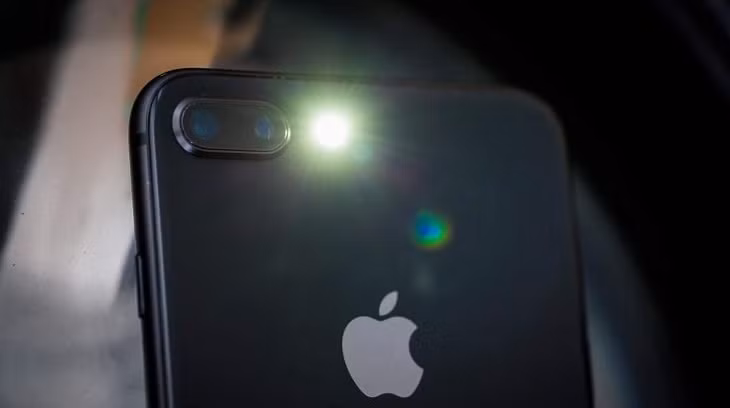 Phát hiện camera quay lén, bạn có thể dùng ngay đèn flash trên điện thoại bởi trong các phòng thử đồ gương là nơi dễ giấu camera nhất. Hãy bật đèn flash của điện thoại lên và rọi vào gương, phản chiếu ánh sáng, cho phép bạn nhìn xa hơn và có thể làm lộ ra camera đang được giấu ở đâu.