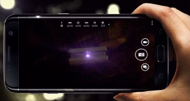 Sử dụng camera điện thoại cũng giúp bạn phát hiện được những chiếc camera quay lén trong các phòng khách sạn, nhà nghỉ. Sau khi tắt hết đèn trong phòng, bật camera điện thoại lên, di chuyển chậm xung quanh căn phòng, nếu thấy điểm sáng thì có thể khu vực ấy có lắp đặt camera hồng ngoại.