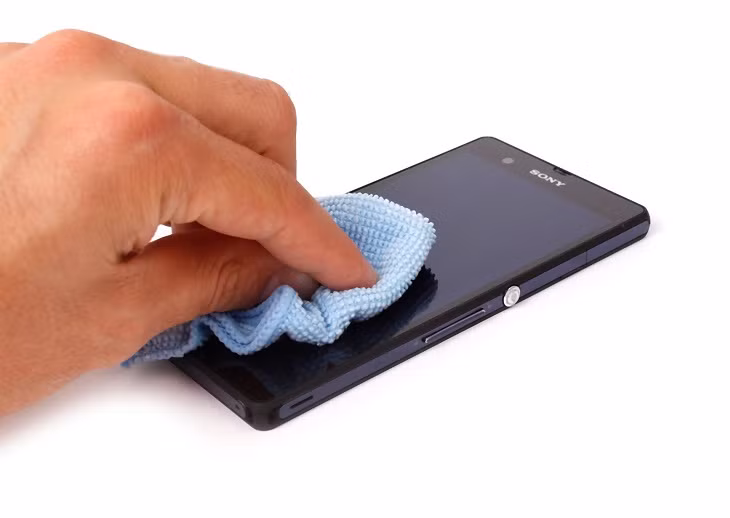Cách phổ biến nhất để làm sạch màn hình và bề mặt smartphone là sử dụng vải mềm hoặc vải dệt bằng sợi microfiber mềm mịn, có tính bám bụi tốt.