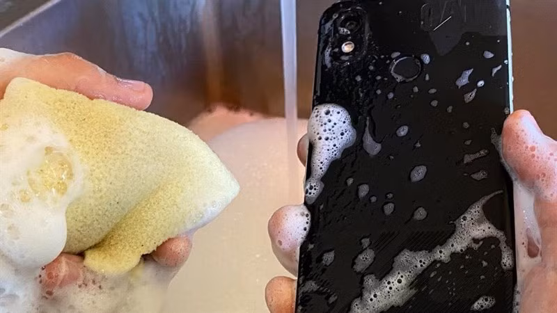Đối với các mẫu smartphone chống nước, bạn cũng không nên chủ quan và hạn chế đem vệ sinh trực tiếp dưới vòi nước. Thay vì đó, hãy sử dụng một miếng vải ẩm hoặc ướt để làm sạch điện thoại của bạn.