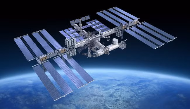 Được khởi công từ năm 1998, trạm Vũ trụ Quốc tế (ISS) là nỗ lực chung của 5 cơ quan vũ trụ đến từ Mỹ, Nga, Nhật Bản, Canada và châu Âu. ISS từng chứa điểm lạnh nhất vũ trụ, nội tạng trong chip (organ-on-a-chip), siêu máy tính và laser lượng tử.