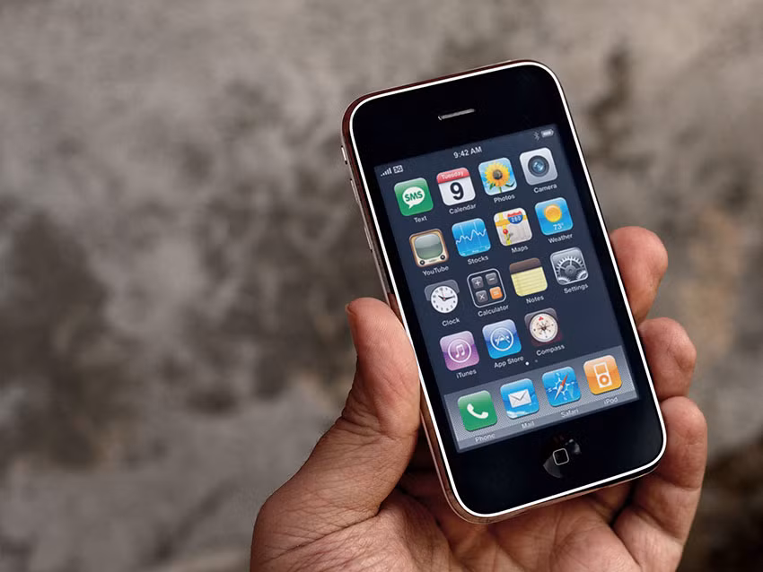 Những chiếc smartphone ra đời sau đó với thiết kế dựa trên iPhone đã trở thành công cụ giúp mọi người tiếp cận với Internet mọi lúc mọi nơi, chụp ảnh với camera ngày càng được cải tiến, và giải trí không giới hạn.