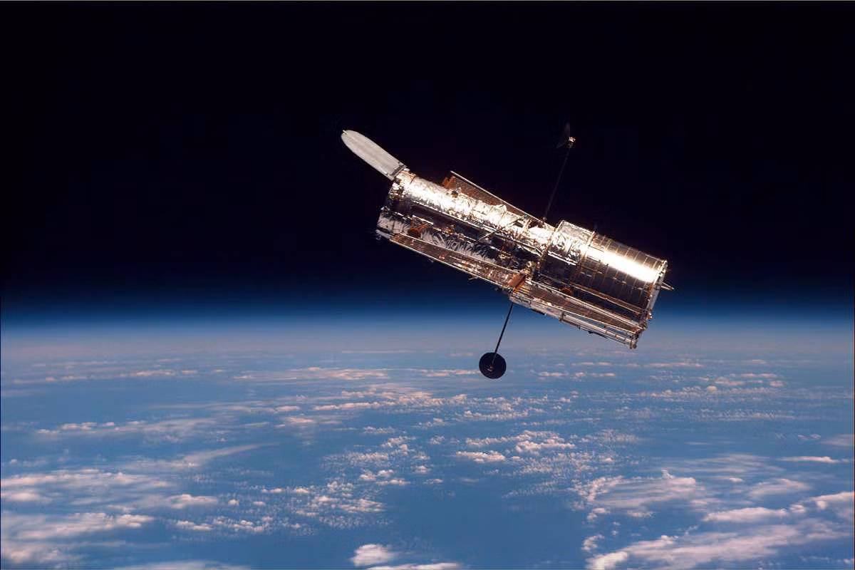 Nếu không có kính viễn vọng Hubble, con người khó mà có thể tận thấy hình ảnh rõ nét của Hỏa tinh, vòng tròn khổng lồ quanh Mộc tinh năm 2004 hay thiên hà Andromeda,...trong vũ trụ bao la.