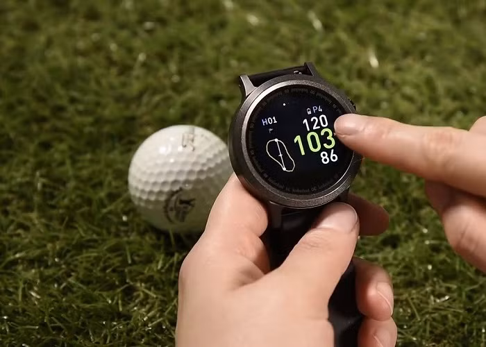 Vài năm trở lại đây các ông lớn công nghệ còn lấn sân sang cả môn golf, với các smartwatch chuyên hỗ trợ môn thể thao quý tộc. Không chỉ mang thiết kế lịch lãm đồng hồ chơi golf chuyên dụng còn sở hữu công nghệ tối tân hơn so với smartwatch fitness thông thường.