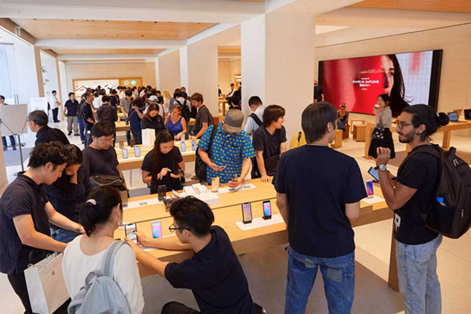 Trong khi các hệ thống đại lý chính thức của Apple tại Việt Nam vẫn ''im hơi lặng tiếng'', thì nhiều cửa hàng bán lẻ chuyên sản phẩm Apple xách tay đang ráo riết chuẩn bị các bước cuối cùng cho chương trình mở bán iPhone 12.