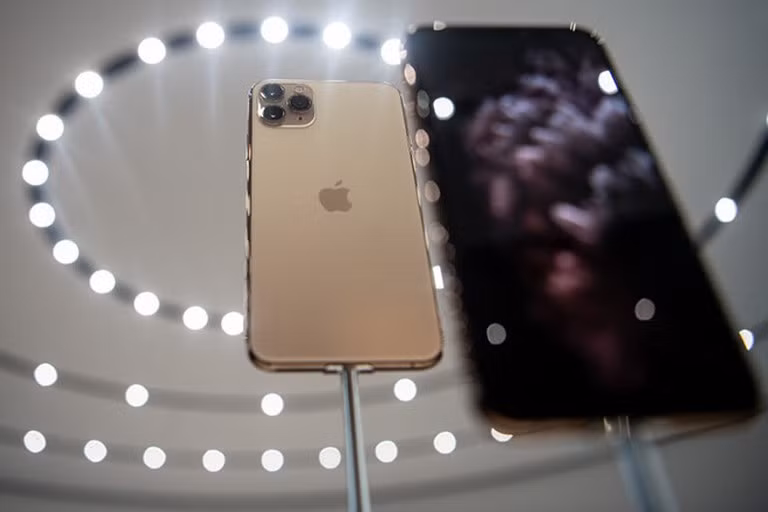Vừa ra mắt tháng 4 và mới lên kệ ở Việt Nam trong tháng 6, iPhone SE 2020 cũng liên tục giảm giá. So với mức giá hơn 12 triệu đồng, hiện tại, sản phẩm này có giá từ 10,6 triệu đồng cho phiên bản 64 GB.