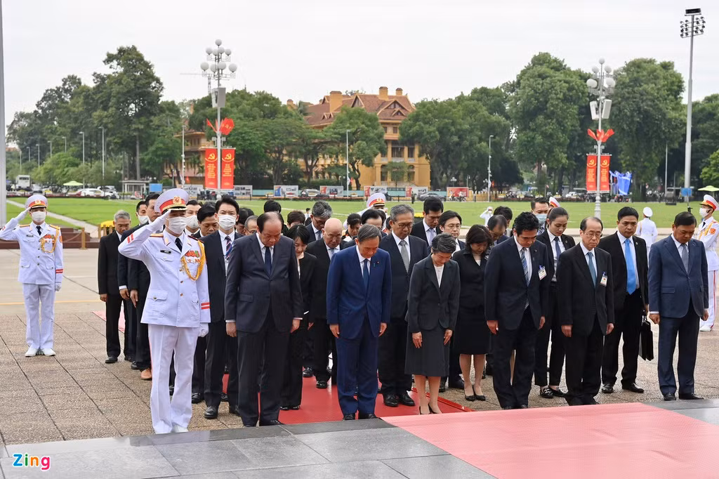Sau đó, Thủ tướng Nhật Bản cùng phu nhân viếng lăng Chủ tịch Hồ Chí Minh. Ảnh: Anh Tuấn.