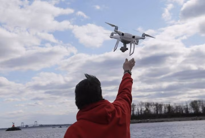 Công nghệ quả là đang tạo sức mạnh tuyệt vời cho con người và drone là một ví dụ. Vụ án ở Quế Lâm không phải là ví dụ đầu tiên về việc cảnh sát sử dụng máy bay không người lái trong các công tác truy bắt tội phạm.