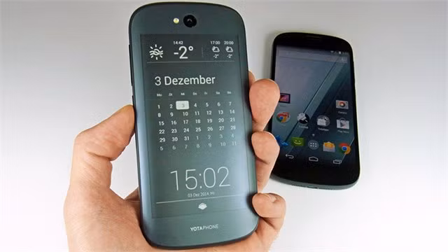 Về cấu hình, YotaPhone 2 được trang bị vi xử lý lõi tứ Snapdragon 800 tốc độ 2,2GHz, màn hình chính AMOLED Full HD, RAM 2GB, bộ nhớ trong 32GB, pin dung lượng 2.500mAh và Android 4.4 KitKat.
