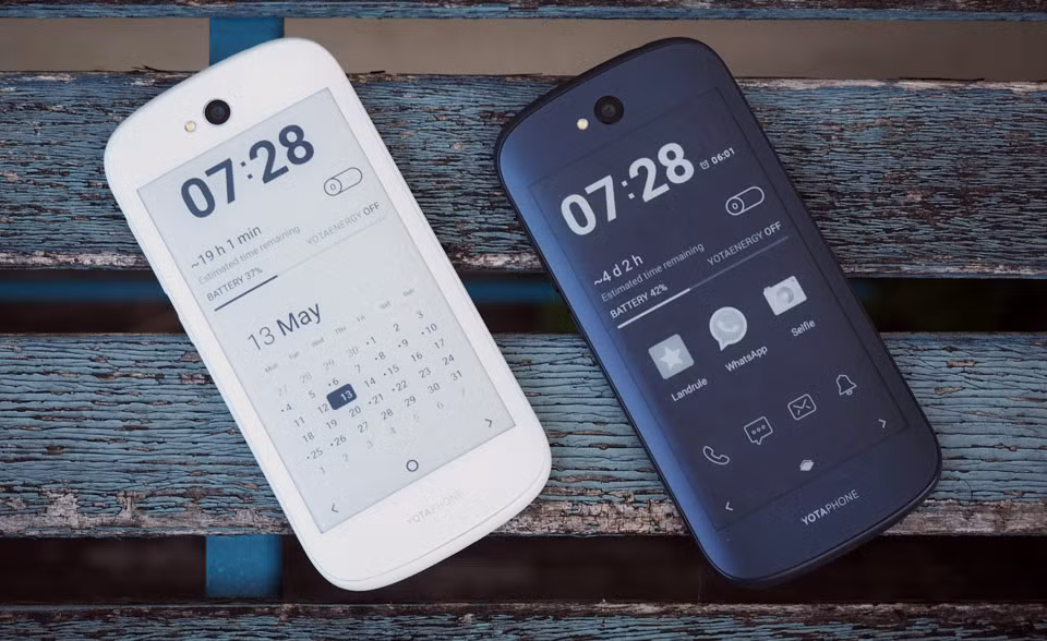Điều khiến Yotaphone 1/2 lọt vào danh sách những chiếc điện thoại cảm ứng độc lạ nhất chính là bộ màn hình đôi bao gồm màn hình 5 inch phía trước và một màn hình phụ 4.7 inch phía sau. Yotaphone làm được điều này bởi sử dụng công nghệ SUPER AMOLED và công nghệ hiển thị e-ink.