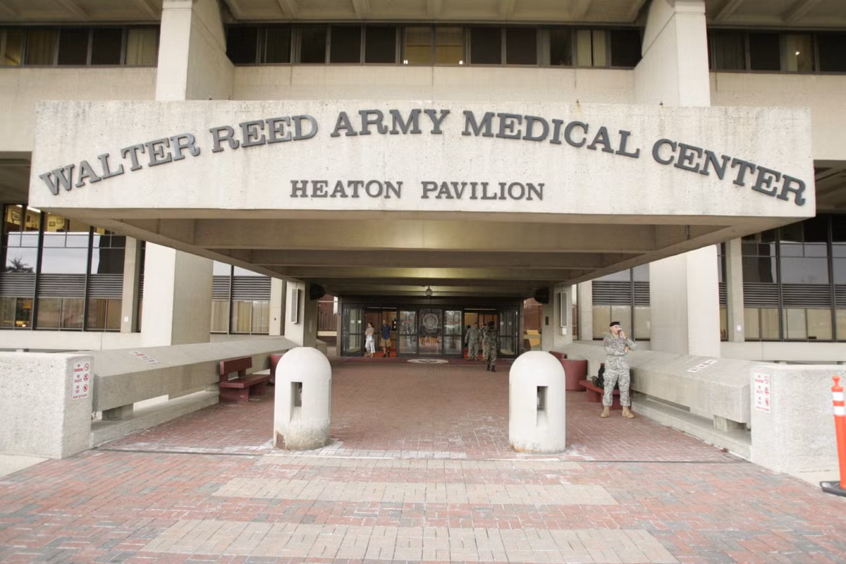 Walter Reed tự coi mình là "Trung tâm y tế quốc gia" và là đầu tàu trong chăm sóc quân sự ở Mỹ. 7.100 nhân viên ở đây phân bố trên 100 phòng khám và chuyên khoa. Theo tờ USA Today, đây là "bệnh viện dành cho các tổng thống, anh hùng chiến tranh và thẩm phán tòa án tối cao".