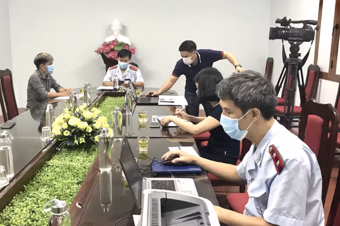 Nhiều người đặt ra nghi vấn, liệu sau những vụ việc thế này Hưng Vlog có bị khóa kênh hay thu nhập từ Youtube liệu có bị ảnh hưởng hay không? Theo ước tính từ chuyên trang thống kê SocialBlade, kênh Hưng Vlog của con trai Bà Tân Vlog có thể kiếm được số tiền từ 15.400 - 246.300 USD/tháng (khoảng 356 triệu - 5,7 tỷ đồng).