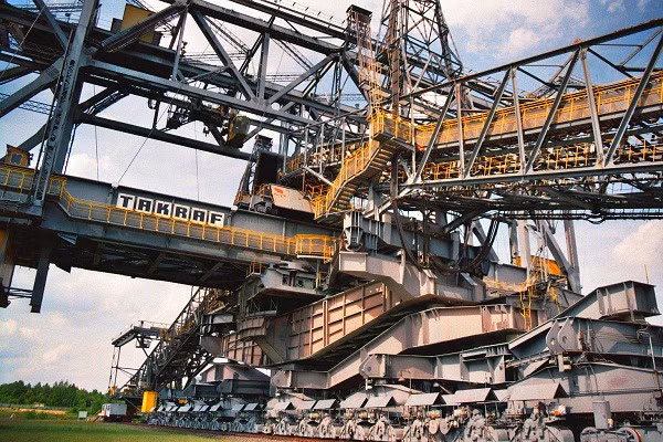 Overburden Conveyor Bridge F60 được xem như cỗ máy khổng lồ cứu tinh của con người trong ngành khai thác than nâu từ các mỏ lộ thiên ở Lusatia, một vùng thuộc Đông Đức gần biên giới Ba Lan. Cây cầu vận chuyển nhìn như mê cung này to lớn hơn cả Tháp Eiffel lừng danh của Pháp.