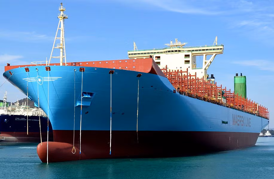 Triple - E của đại gia vận tải biển Maersk dài 400m, rộng 59m và cao 73m. Kích thước này vượt quá chiều rộng của kênh đào Panama và cao hơn giới hạn bất kỳ cảng biển nào tại Mỹ, đủ hiểu tầm vóc của nó khủng cỡ nào.
