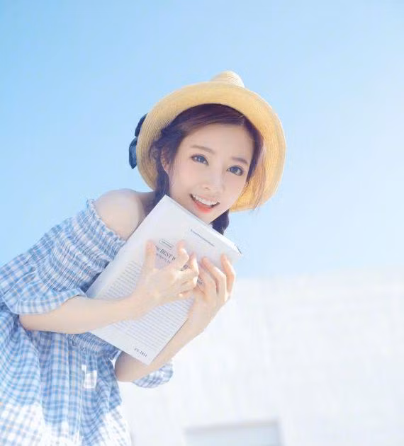 Cô nàng cùng từng bị chỉ trích mắc ''bệnh ngôi sao'' khi bán giá vé show diễn cá nhân của mình quá cao, trong khi chỉ là một ca sĩ mạng mới nổi.