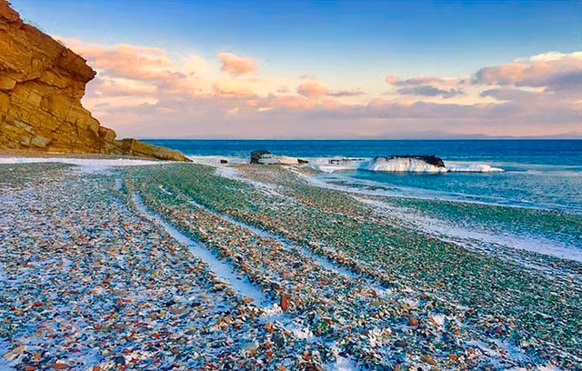 Một bãi biển thủy tinh độc đáo khác là Glass ở vịnh Ussuri gần thành phố Vladivostok, Nga, từng là bãi thải của chai lọ, chủ yếu là các chai rượu vodka. Nơi này từng cấm du khách đi bộ bởi có quá nhiều mảnh vỡ nguy hiểm.