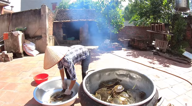 Kênh Bà Tân Vlog được thành lập vào 8/2/2018, nhưng phải đến tháng 5/2019 mới chính thức hoạt động. Hiện tại, dù không còn quá hot như thời điểm mới ra mắt nhưng sức hút từ các clip của bà Tân Vlog chưa có dấu hiệu hạ nhiệt khi vẫn đạt lượt xem trung bình 500 nghìn cho đến vài triệu view.