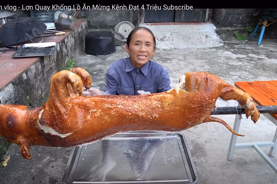 Sau gần 1,5 năm hoạt động, thành tích này của bà Tân quả là con số đáng mơ ước đối với nhiều Youtuber. Tuy nhiên, đăng tải vào thời điểm ''nhạy cảm'', clip làm lợn quay khổng lồ ăn mừng 4 triệu subcribe của bà Tân đang bị cho là ''quá lố''.