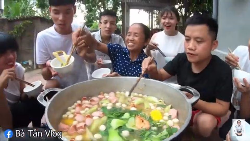 Tuy nhiên thời gian gần đây, kênh YouTube của gia đình bà Tân Vlog như Hưng Vlog, Hưng Troll, Hậu Troll... vấp phải nhiều chỉ trích liên quan đến việc nấu nướng thực phẩm chưa đảm bảo vệ sinh, nội dung clip nhảm, không phù hợp thuần phong mỹ tục,...