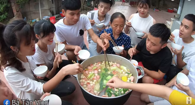 Theo trang Social Blade, Bà Tân Vlog đang được xếp hạng 45 trong danh sách các kênh YouTube hot nhất Việt Nam. Thu nhập từ YouTube của bà Tân Vlog ước tính khoảng 3.900-62.000 USD/ tháng (tương đương khoảng 89,7 triệu - 1,4 tỉ đồng).