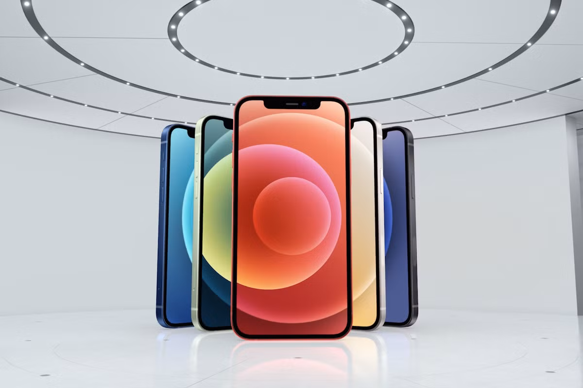 Bộ 4 iPhone 12 đã chính thức trình làng người yêu công nghệ trong sự kiện "Hi, Speed" diễn ra ngày 14/10 vừa qua. Hiện tại, thông tin bao giờ iPhone 12 về Việt Nam và giá bán "về tay" hiện đang được cái iFan Việt vô cùng quan tâm.