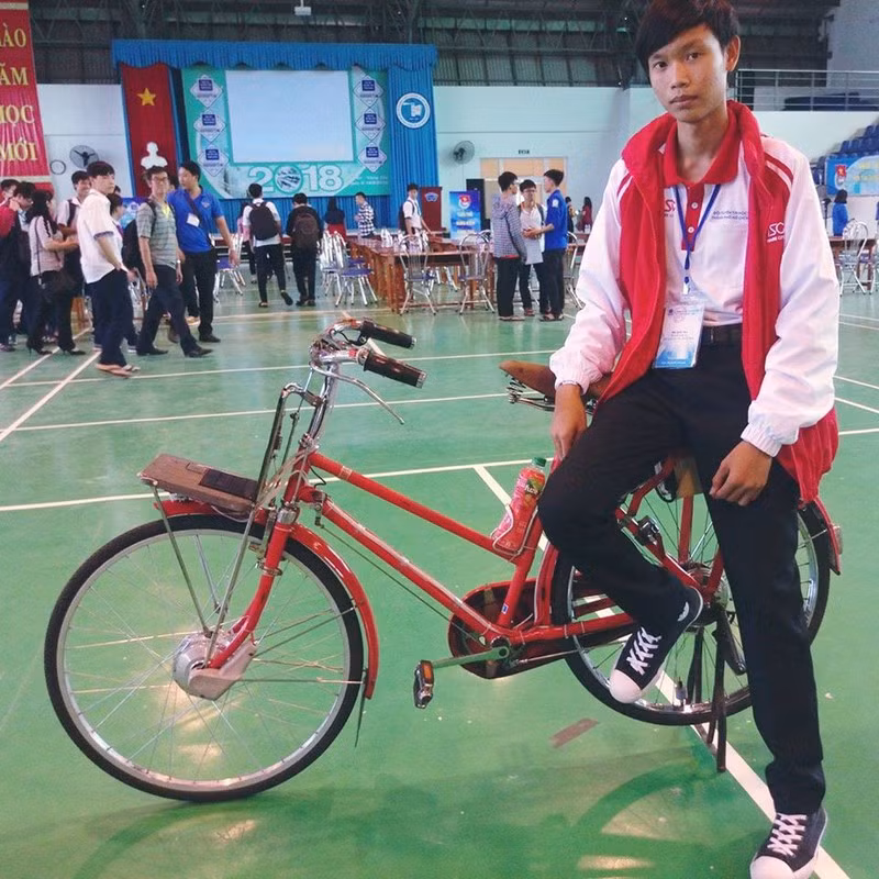 Mở khóa bằng thẻ từ, đèn pha tự bật khi trời tối, sạc bằng năng lượng mặt trời... là những tính năng nổi bật của chiếc xe đạp do em Mai Quốc Huy, học sinh lớp 9 trường THCS Bàn Cờ, Sài Gòn chế tạo. Phát minh độc đáo của em học sinh này đạt giải nhất cuộc thi Tin học trẻ toàn quốc năm 2018.